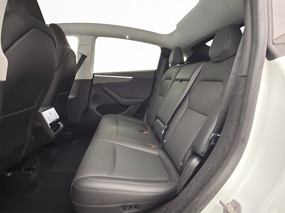 Tesla Model Y 28 of 30