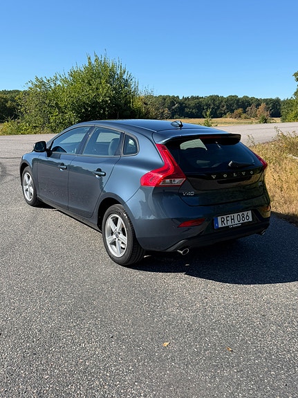 Volvo V40 2 of 5
