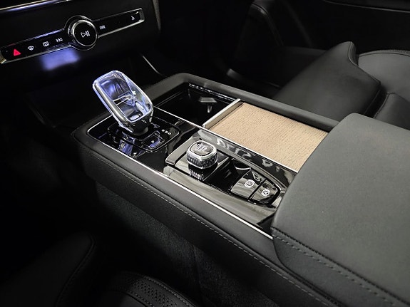 Volvo XC90 10 of 16