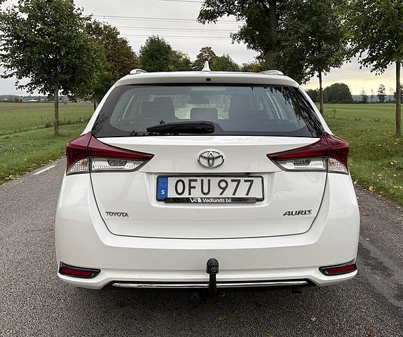 Toyota Auris 7 of 30
