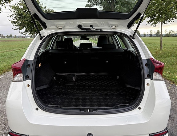 Toyota Auris 8 of 30