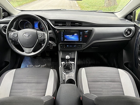Toyota Auris 12 of 30