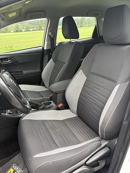 Toyota Auris 9 of 30