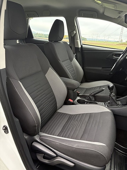 Toyota Auris 10 of 30