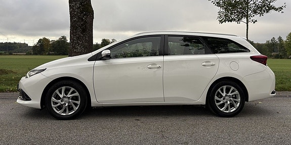 Toyota Auris 2 of 30