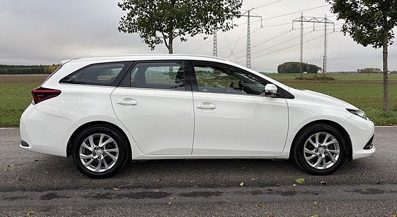 Toyota Auris 4 of 30