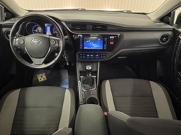 Toyota Auris 12 of 21