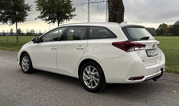 Toyota Auris 3 of 30