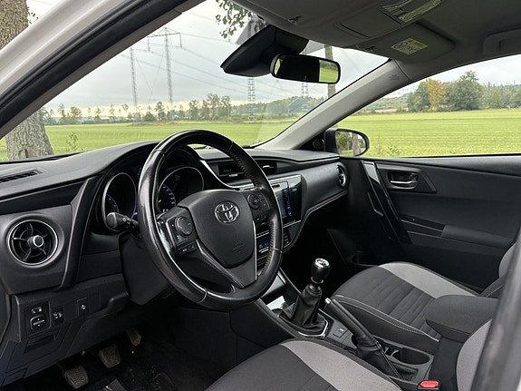 Toyota Auris 26 of 30