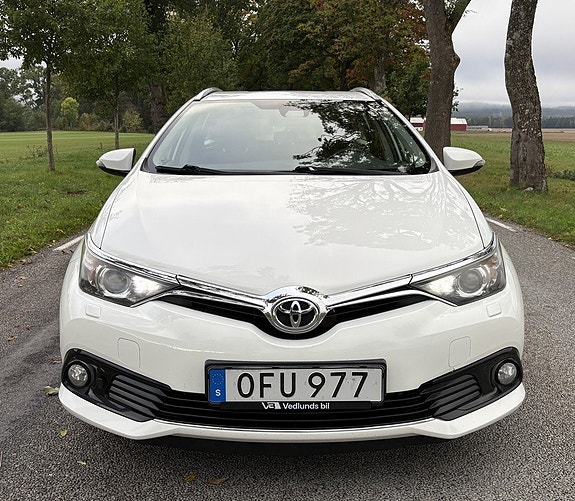 Toyota Auris 5 of 30