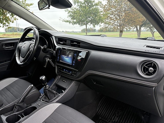 Toyota Auris 25 of 30