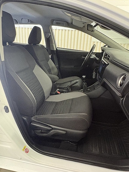 Toyota Auris 10 of 21