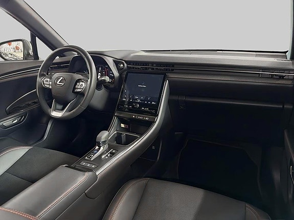 Lexus LBX 6 of 10