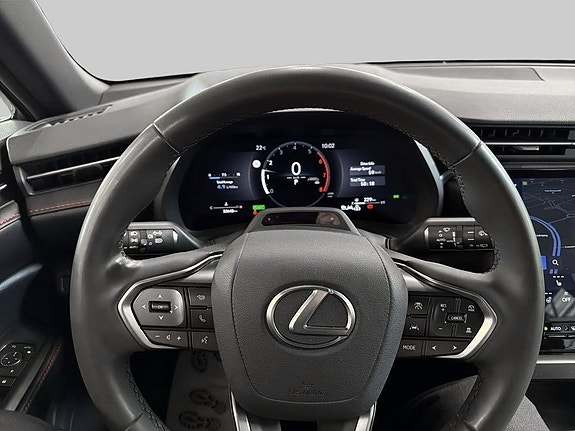Lexus LBX 8 of 10