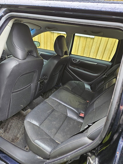 Volvo V70 3 of 4