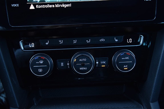 Volkswagen Passat Alltrack 18 of 30