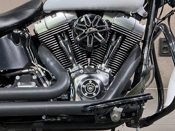 Harley-Davidson FAT BOY FLSTFB 3 of 8