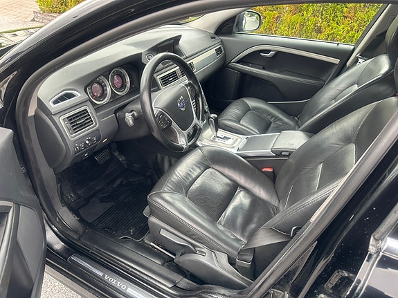 Volvo V70 2 of 16