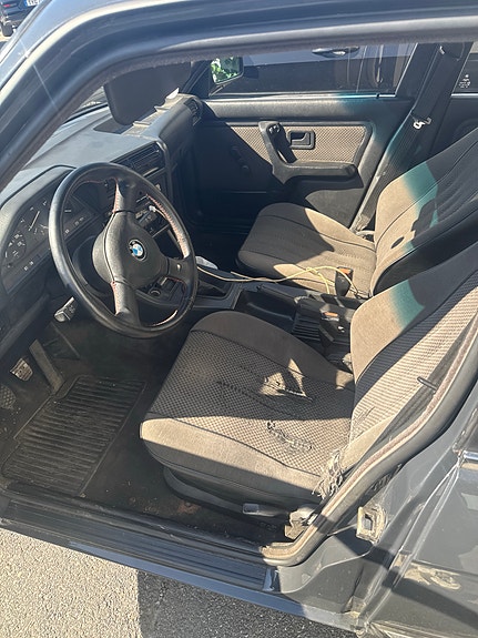 BMW 320i 3 of 5