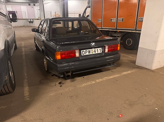 BMW 320i 5 of 5