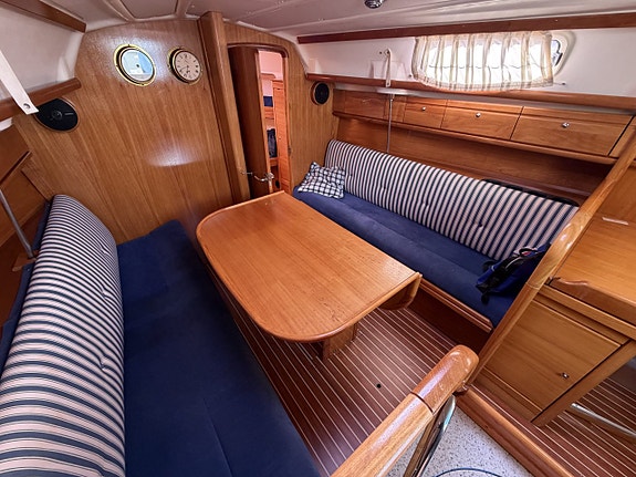 Bavaria 30 cruiser 6 of 23