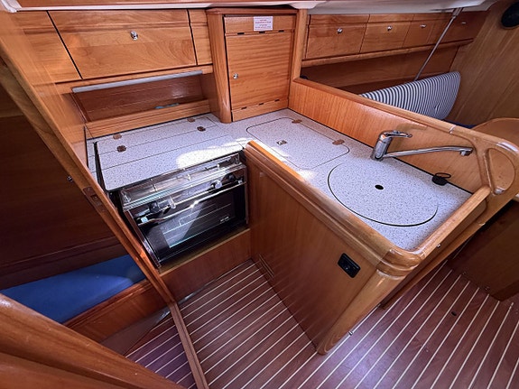 Bavaria 30 cruiser 3 of 23