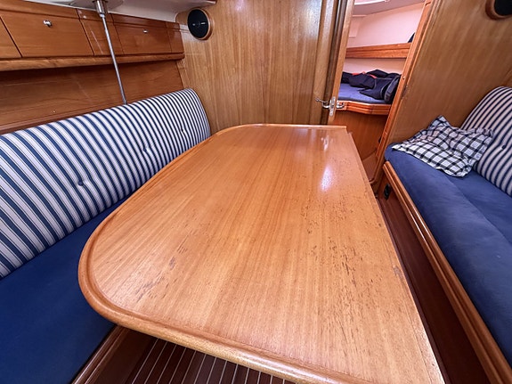 Bavaria 30 cruiser 10 of 23