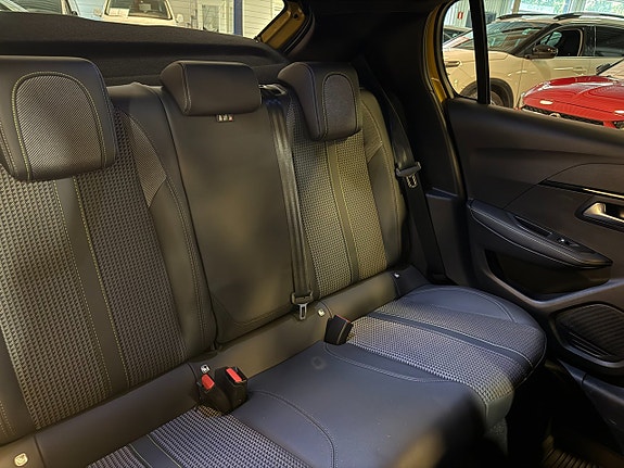 Peugeot e-208 12 of 14