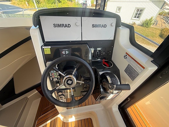 Quicksilver 905 Pilothouse – Mercury F300 Verado V8 – 2021 10 of 12