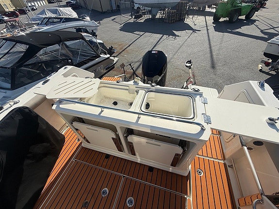 Quicksilver 905 Pilothouse – Mercury F300 Verado V8 – 2021 6 of 12