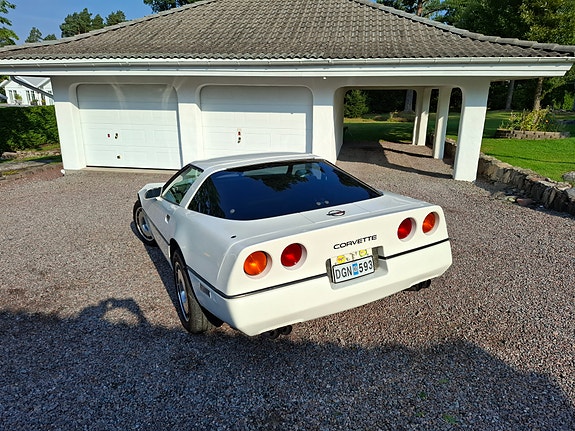 Chevrolet Corvette 2 of 7