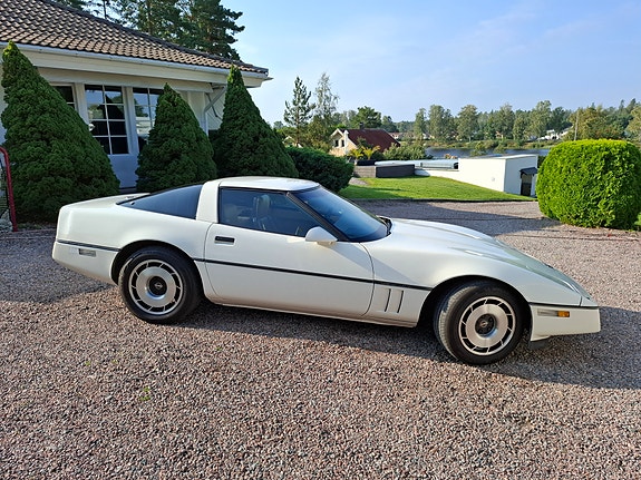 Chevrolet Corvette 3 of 7