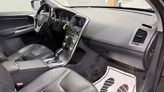 Volvo XC60 11 of 17