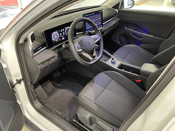 Volkswagen T-Roc 17 of 28