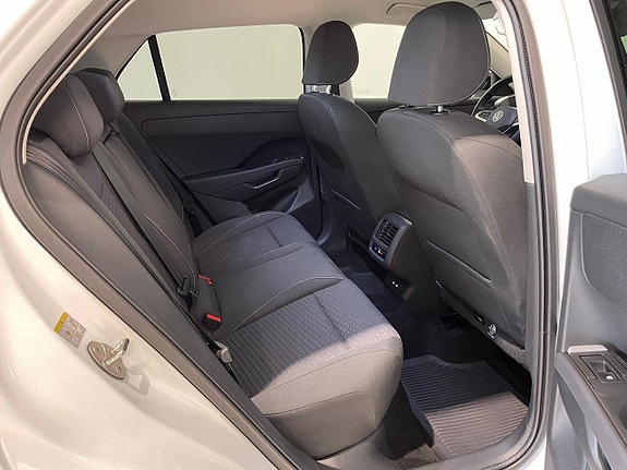Volkswagen T-Roc 15 of 28