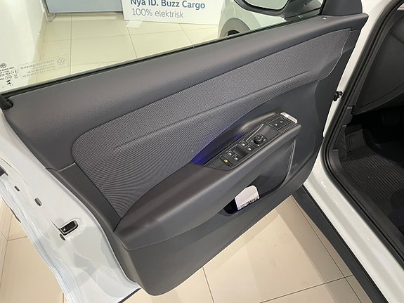 Volkswagen T-Roc 18 of 28