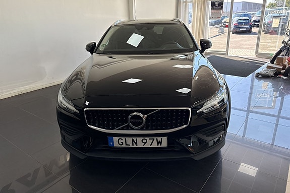 Volvo V60 Cross Country 2 of 8