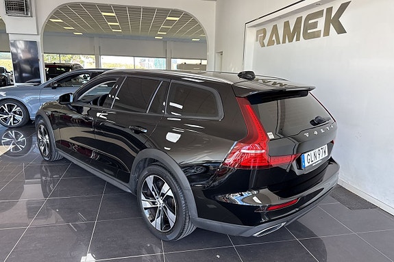 Volvo V60 Cross Country 4 of 8