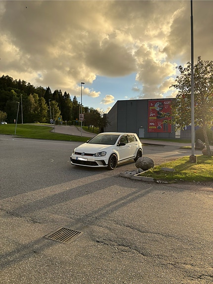 Volkswagen Golf VII 2 of 7