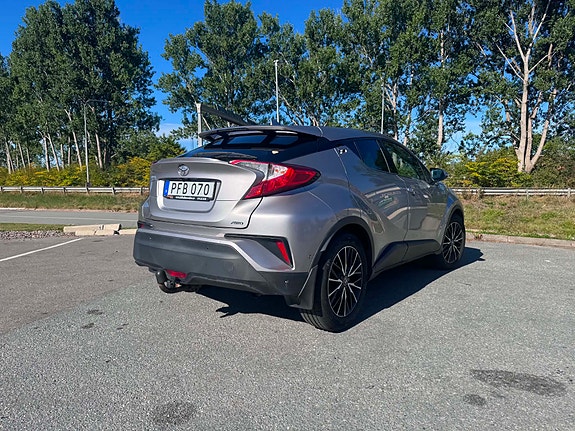 Toyota C-HR 3 of 7