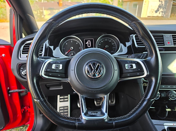 Volkswagen Golf VII 7 of 10