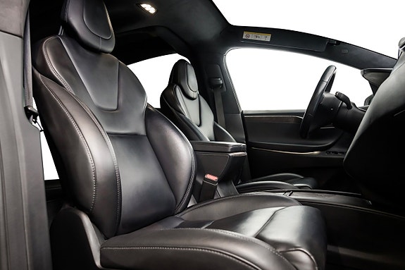 Tesla Model X 21 of 24