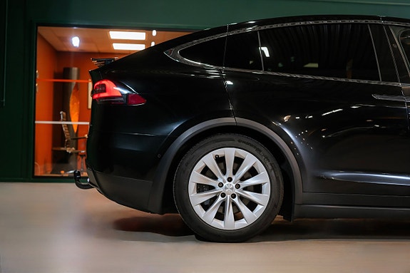 Tesla Model X 8 of 24