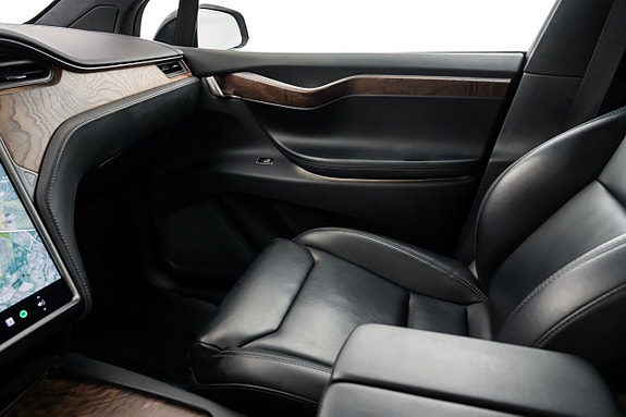 Tesla Model X 16 of 24