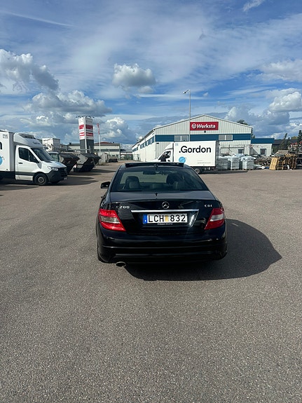 Mercedes-Benz C200 9 of 12