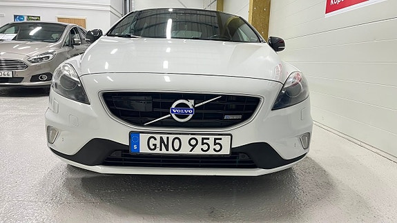 Volvo V40 2 of 28