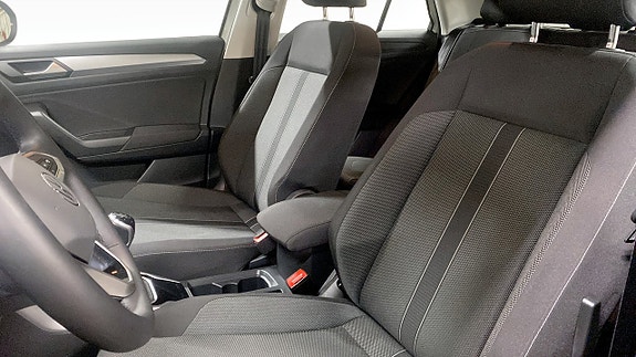 Volkswagen T-Roc 8 of 12