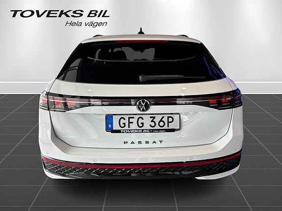 Volkswagen Passat 4 of 12