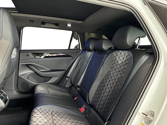 Volkswagen Passat 10 of 12