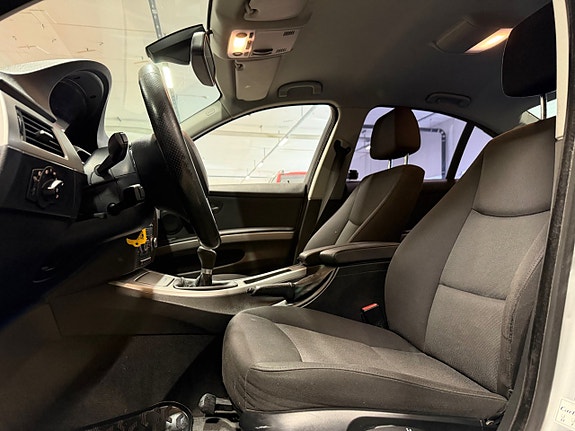 BMW 320i 9 of 10